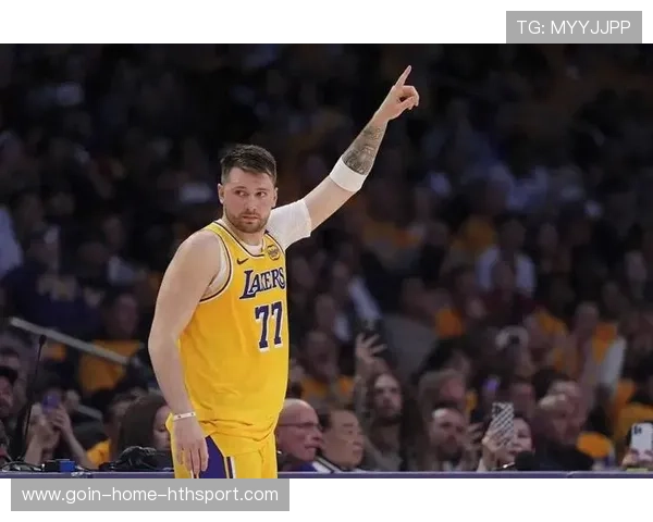 东契奇背身后仰再度命中，全场节奏由他掌控