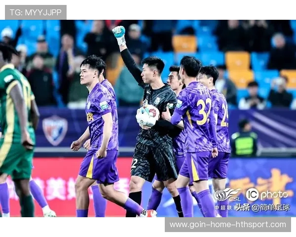 天津津门虎边后卫套上助攻，低平球横扫门前险些进网